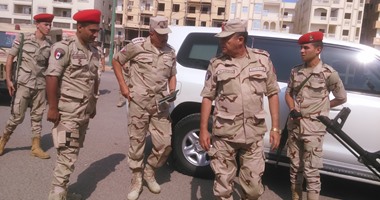 بالصور.. رئيس أركان الجيش الثالث يتفقد اللجان الانتخابية بالغردقة