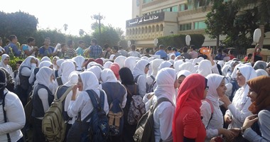بالصور.. طلاب الثانوية أمام ديوان محافظة كفرالشيخ:"طلاب أحرار هنغير القرار"