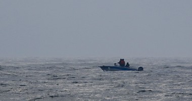 القوات البحرية تسحب مركب الصيد المتعطل بالبحر الأحمر بعد إنقاذ 35 صيادًا