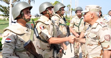 وزير الدفاع لرجال الجيش والشرطة بمقار اللجان: عليكم حماية إرادة المواطنين
