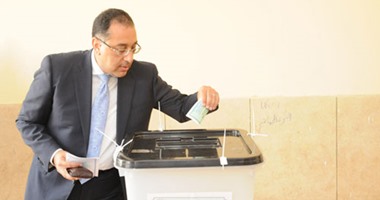 بالصور.. وزير الإسكان يصل المدرسة الفندقية بالشيخ زايد للتصويت بالانتخابات