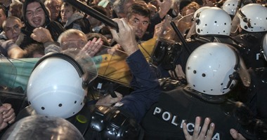شرطة الجبل الأسود تفرق متظاهرين وتمنعهم من اقتحام مبنى البرلمان