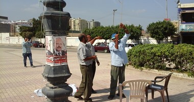 بالصور.. حملة مكثفة لإزالة الدعاية الانتخابية بمحيط لجان التصويت بالبحيرة