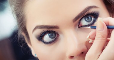 4 قواعد لمكياج عيون آمن أثناء ارتداء العدسات اللاصقة