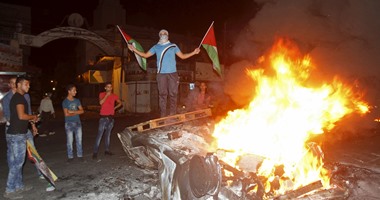 بالصور.. تجدد الاشتباكات عند قبر يوسف بنابلس و إحراق سيارة مستوطن إسرائيلى