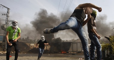 بالصور.. إصابة 8 فلسطينيين فى مواجهات مع قوات الاحتلال على حدود غزة