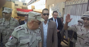 قائد الدفاع الجوى ومحافظ بنى سويف يتفقدان اللجان الانتخابية