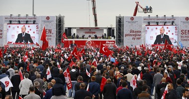 بالصور.. أنصار حزب الحركة القومية بتركيا يحضورن تجمع انتخابى بإسطنبول