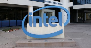 Intel تستعين بـ"جيش" من العاملين لتطوير معالجات هاتف iPhone 7