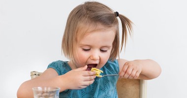 بعد الفطام.. 8 نصائح لتحفيز طفلك على تناول الأطعمة المفيدة