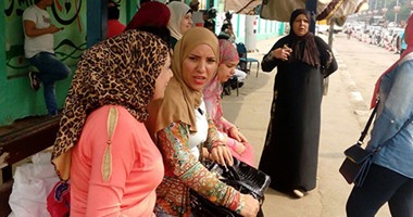سيدات يطلقن الزغاريد عقب خروجهن من مدرسة الشهيد عامر عبد المقصود بالدقى