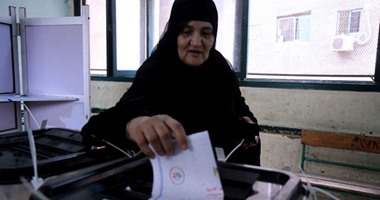 تأخر فتح لجنة بنى محمد بأبنوب وتجمهر الناخبين بالخارج