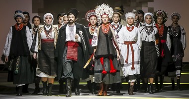 بالصور.. عرض للأزياء الوطنية فى أسبوع الموضة الأوكرانى