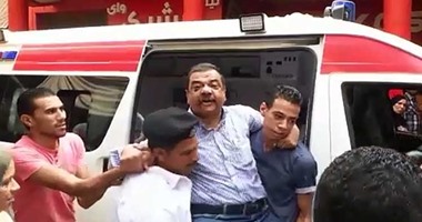 بالفيديو.. سيارة إسعاف تنقل مسنا للجنته ببولاق.. ويصرخ: نازل فى حب مصر