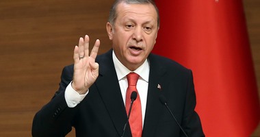 بالصور..أردوغان يتجاهل الخراب فى تركيا ويرفع شارة "رابعة"