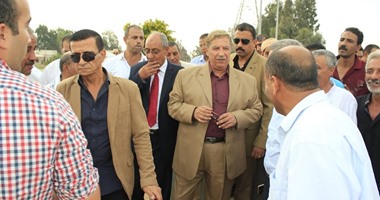 محافظ الإسماعيلية يتفقد موقع إنشاء كوبرى المشاة الجديد على طريق القاهرة الصحراوى