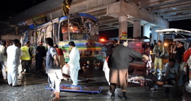 بالصور.. 10 قتلى و23 مصاب فى انفجار حافلة جنوب غرب باكستان