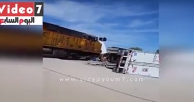 قارئ من أمريكا يرصد بالفيديو لصحافة المواطن حادث تصادم قطار بمقطورة بتكساس
