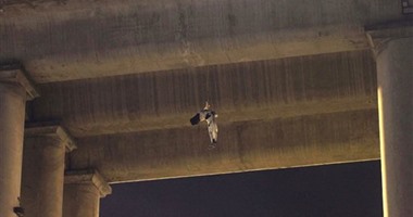 العثور على جثة رجل معلقه أسفل جسر بالمكسيك