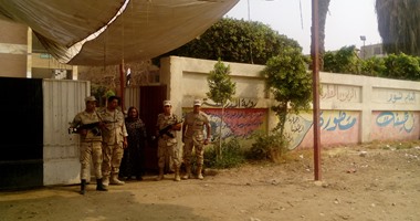 الأمن يزيل دعاية لأحد المرشحين من أمام مدرسة بـ"حى الأربعين" فى السويس