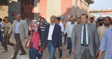 رؤساء قرى مركز بيلا يعترضون على إهانة زميلهم بوقفة أمام مركز الشرطة