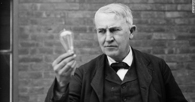 س وج .. هل اخترع إديسون المصباح الكهربائى فقط؟