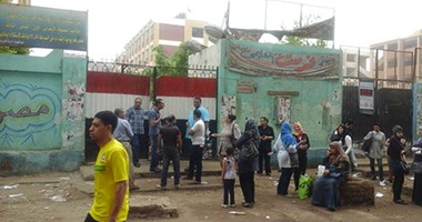 توافد الناخبين أمام مجمع مدارس العمرانية فى اليوم الثانى من الانتخابات
