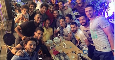 بالصور.. لاعبو الأهلى يكرمون علاء عبد الصادق بالتجمع الخامس