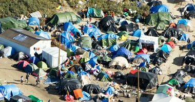 Le Figaro français révèle l’autre facette de la vie des réfugiés dans le camp de Calais.  Ils ont créé des options de divertissement pour surmonter les difficultés de la vie.  Ils confirment : On boit de l’alcool pour oublier les scènes de sang.