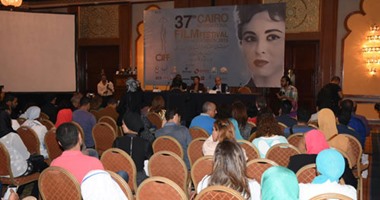 بدء وضع أفيشات مهرجان القاهرة السينمائى بشوارع العاصمة
