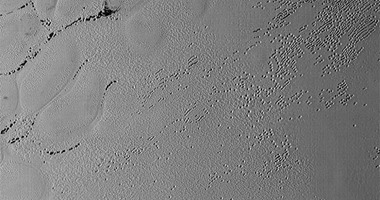 ناسا تكتشف ثقوبا غريبة على سطح كوكب بلوتو