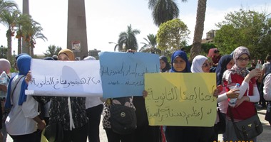 بالصور.. طلاب الثانوية العامة فى بورسعيد يتظاهرون للمطالبة بإلغاء درجات السلوك