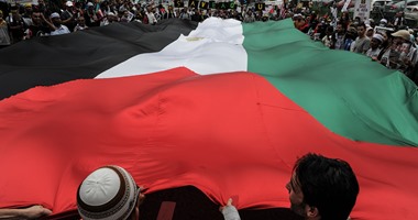 ماليزيون ينظمون وقفة بعلم فلسطين أمام السفارة الأمريكية بكوالالمبور