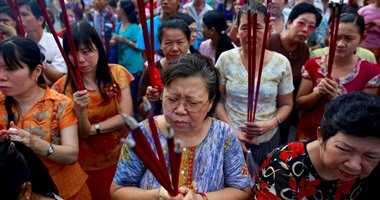 بالصور.. إشعال أعواد البخور أهم ما يميز مهرجان الراهب "بوذى" فى الصين