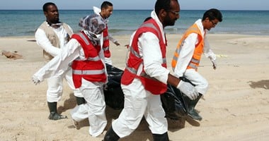 بالصور..الهلال الأحمر الليبى ينتشل 31 جثة لمهاجرين غير شرعيين قرب شواطئ زليتن