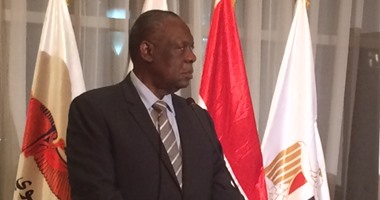 رئيس الاتحاد الأفريقى لكرة القدم يغادر القاهرة إلى الجابون