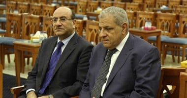 رئيس الوزراء السابق  يصل عزاء جمال الغيطانى بمسجد المشير طنطاوى