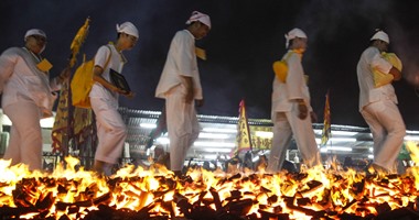 المشى فوق النار.. طقوس الاحتفال بمهرجان إمبراطور الآلهة فى ماليزيا