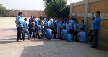 قارئ يشارك "صحافة المواطن" بصور اعتصام طلاب ثانوى بسوهاج ضد درجات الحضور