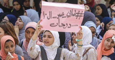 تظاهر طالبات مدرسة المتفوقين اعتراضا على عدم تحديد موعد امتحانات الميدتيرم