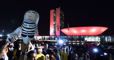اللى يشوف احتجاجات غيره.. مظاهرات بالدمى ضد رئيسة البرازيل ديلما روسيف