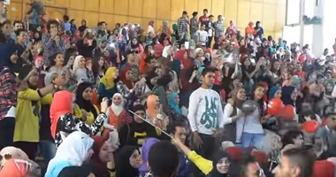 تداول فيديو لطلاب آداب عين شمس يرقصون على "فرتكة فرتكة" بندوة عن الإدمان