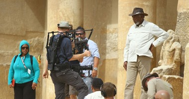 بالصور.. مورجان فريمان يبدأ تصوير فيلمه الوثائقى "قصة الإله" فى الأهرامات