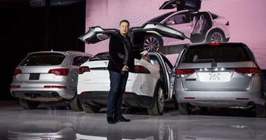 أول عيب يظهر فى سيارة Tesla الكهربائية الجديدة