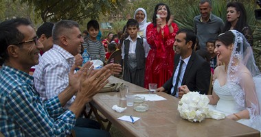 لضحكة تهون أى جراح.. حفل زفاف سوريين بين أنقاض كوبانى