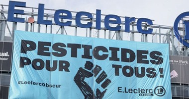 بالصور.. تظاهر أعضاء حركة السلام الأخضر بفرنسا احتجاجا على استخدام المبيدات