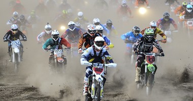بالصور.. منافسة قوية بين 2500 مشارك بسباق الدراجات النارية بالسويد