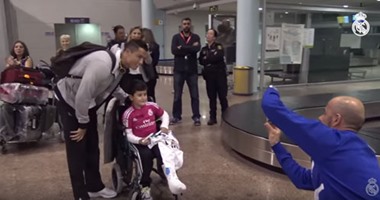 بالفيديو.. رونالدو يثير جنون جماهير الريال بلفتة إنسانية فى المطار