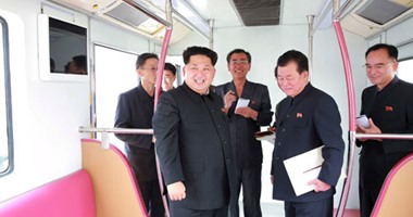 بالصور.. زعيم كوريا الشمالية يتفقد مجمع القطارات الكهربائية فى بيونج يانج