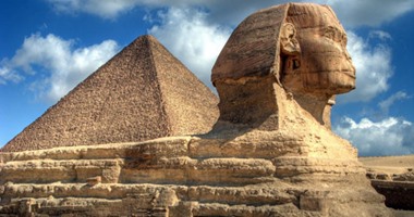 الوفد المرافق للرئيس الفرنسى يزور الأهرامات ويبدى إعجابه بالحضارة المصرية
